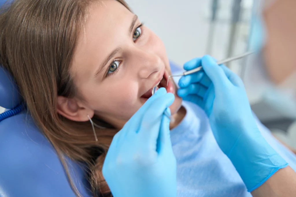Modelo de dentes em consulta de odontopediatria para crianças
